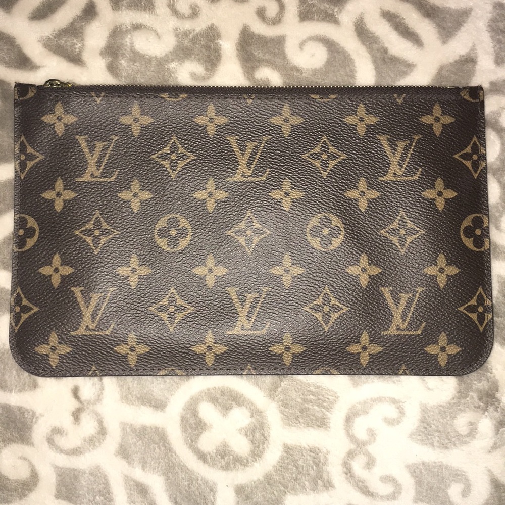 ⛔️⛔️SOLD on Merc⛔️⛔️Louis Vuitton Neverfull Pouch - Picture 2 of 8